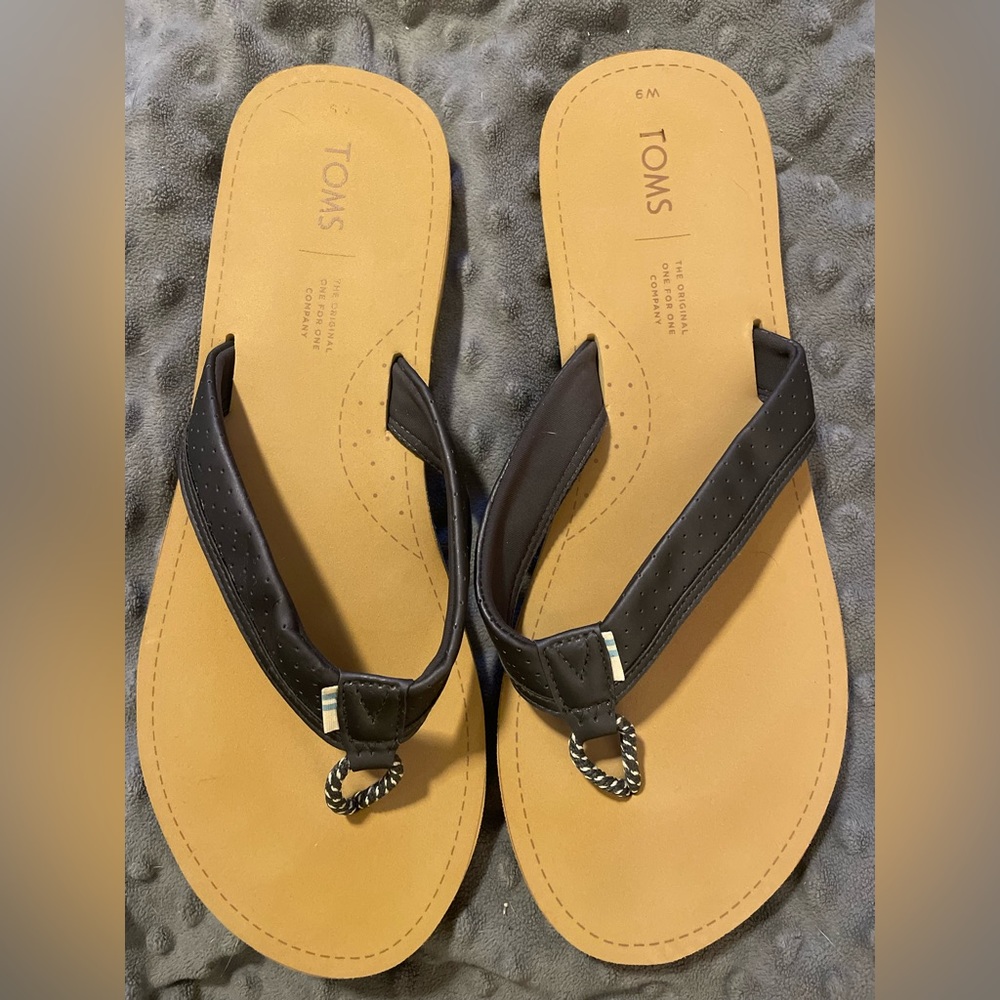Gently worn Toms black flip flops… great to wear on the beach